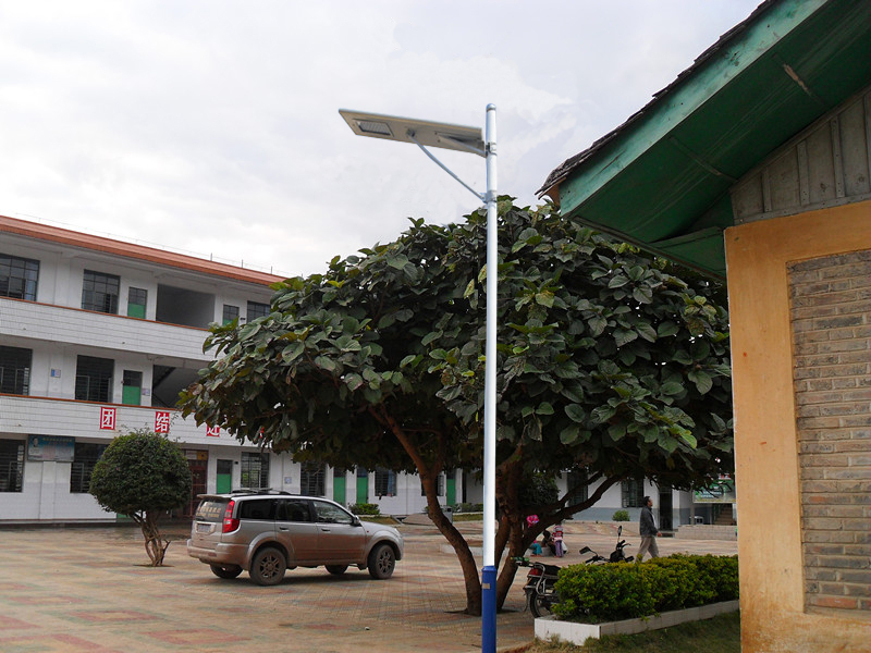 鄉村小學安裝太陽能路燈